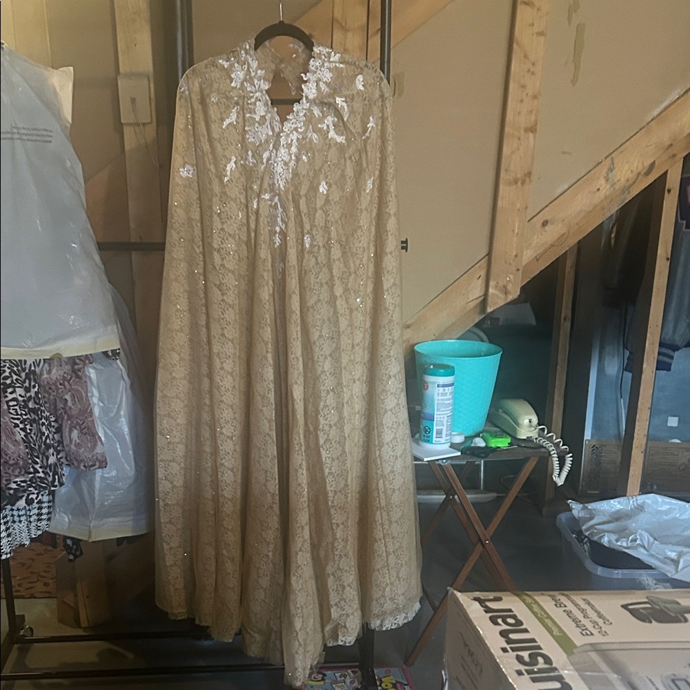 Elegant Lace Cape Coat in Champagne